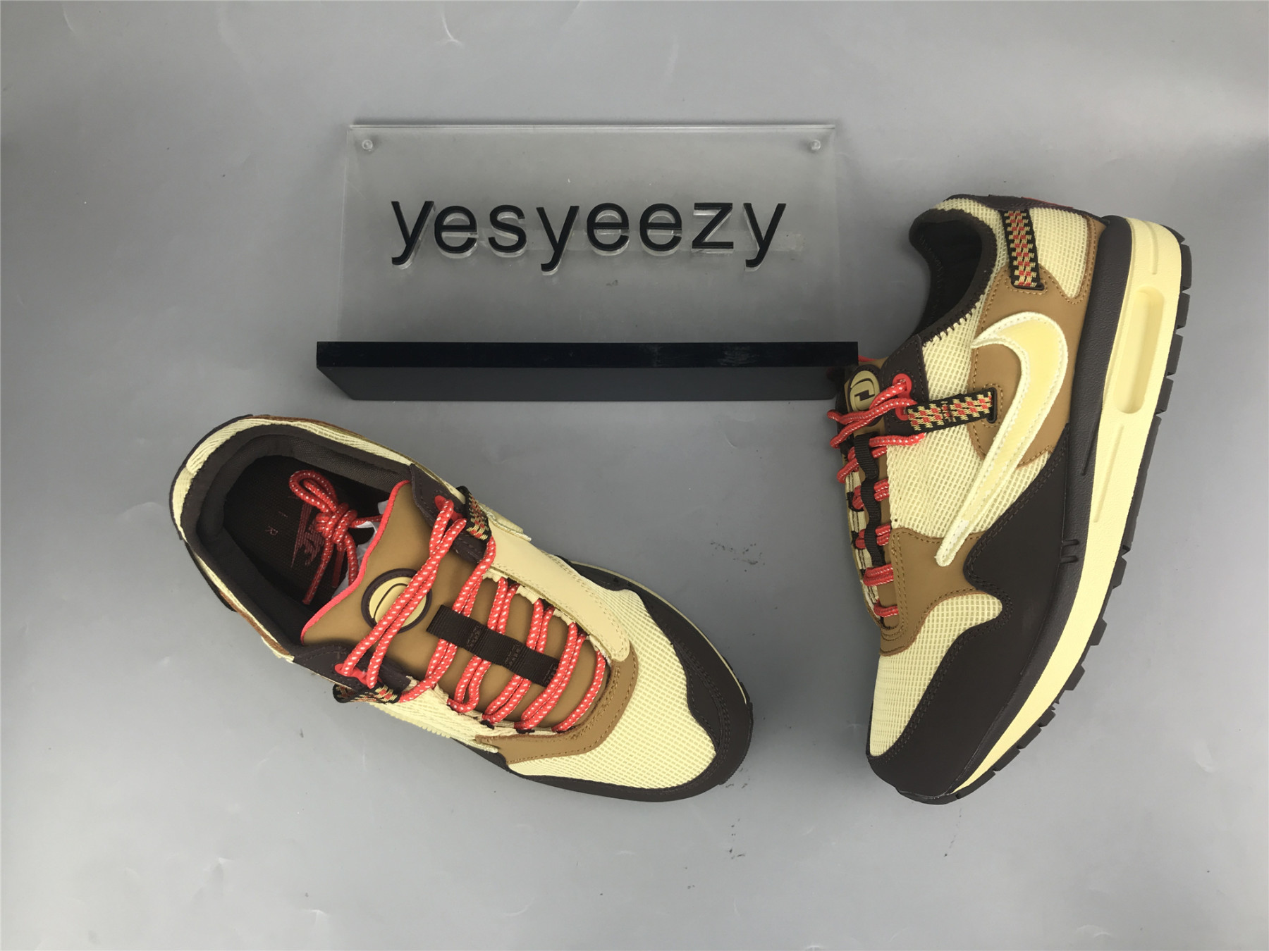 UA NIKE TRAVIS SCOTT X AIR MAX 1 