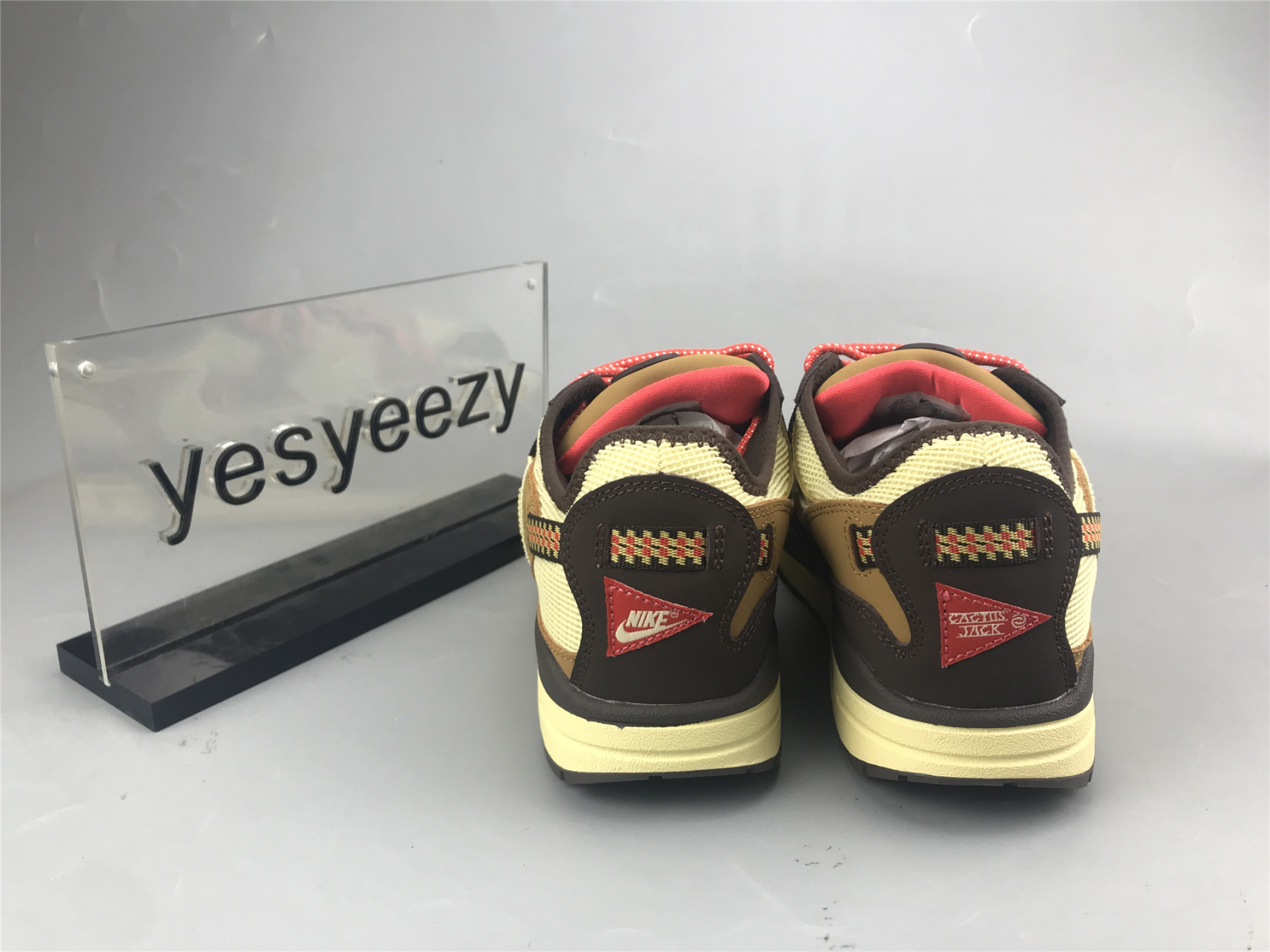 UA NIKE TRAVIS SCOTT X AIR MAX 1 