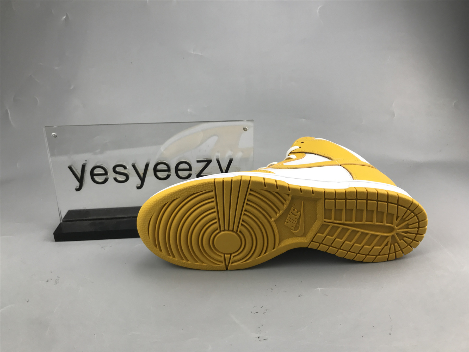 UA NIKE WMNS DUNK HIGH 