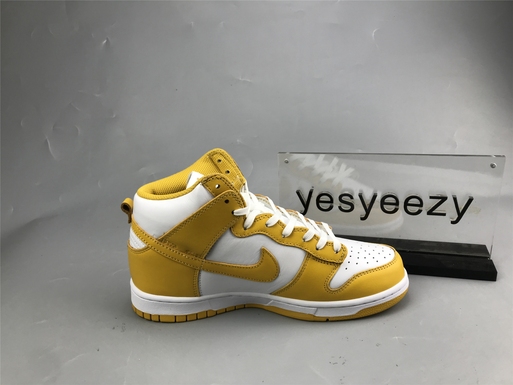 UA NIKE WMNS DUNK HIGH 