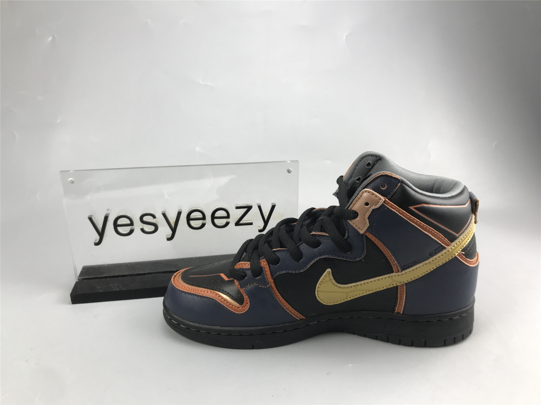 UA NIKE GUNDAM X DUNK HIGH SB 