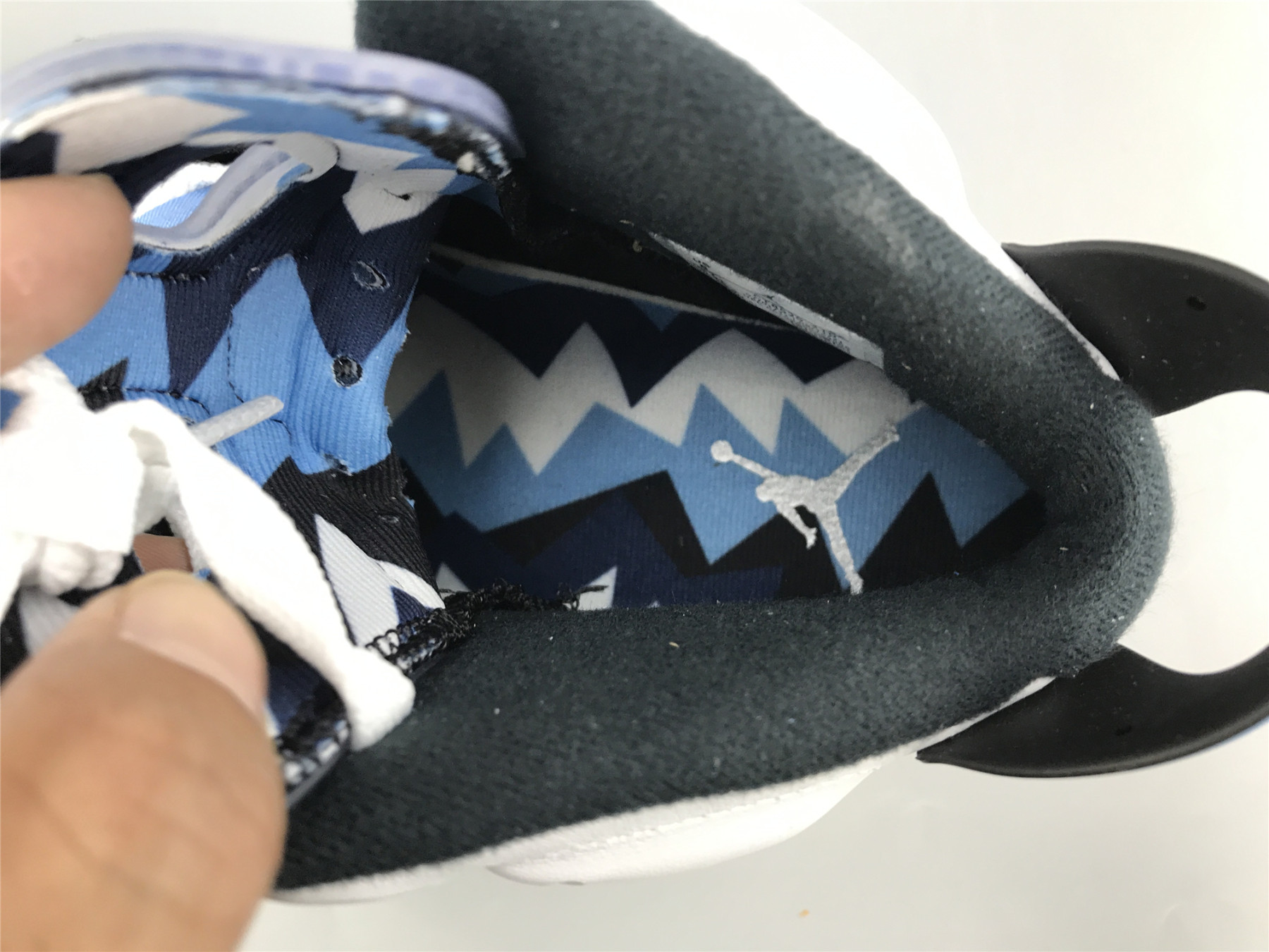 UA AIR JORDAN 6 RETRO 