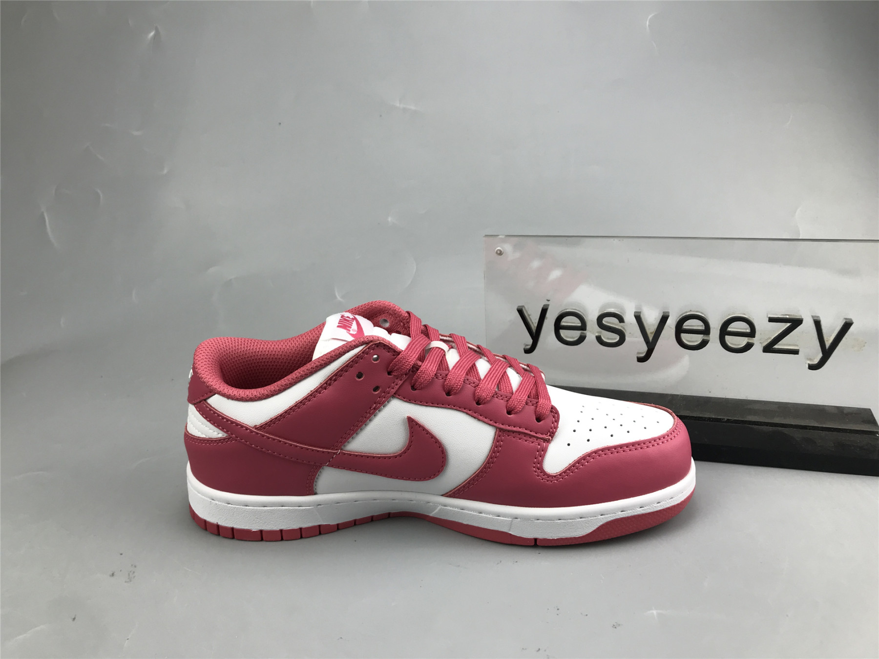 UA NIKE WMNS DUNK LOW 