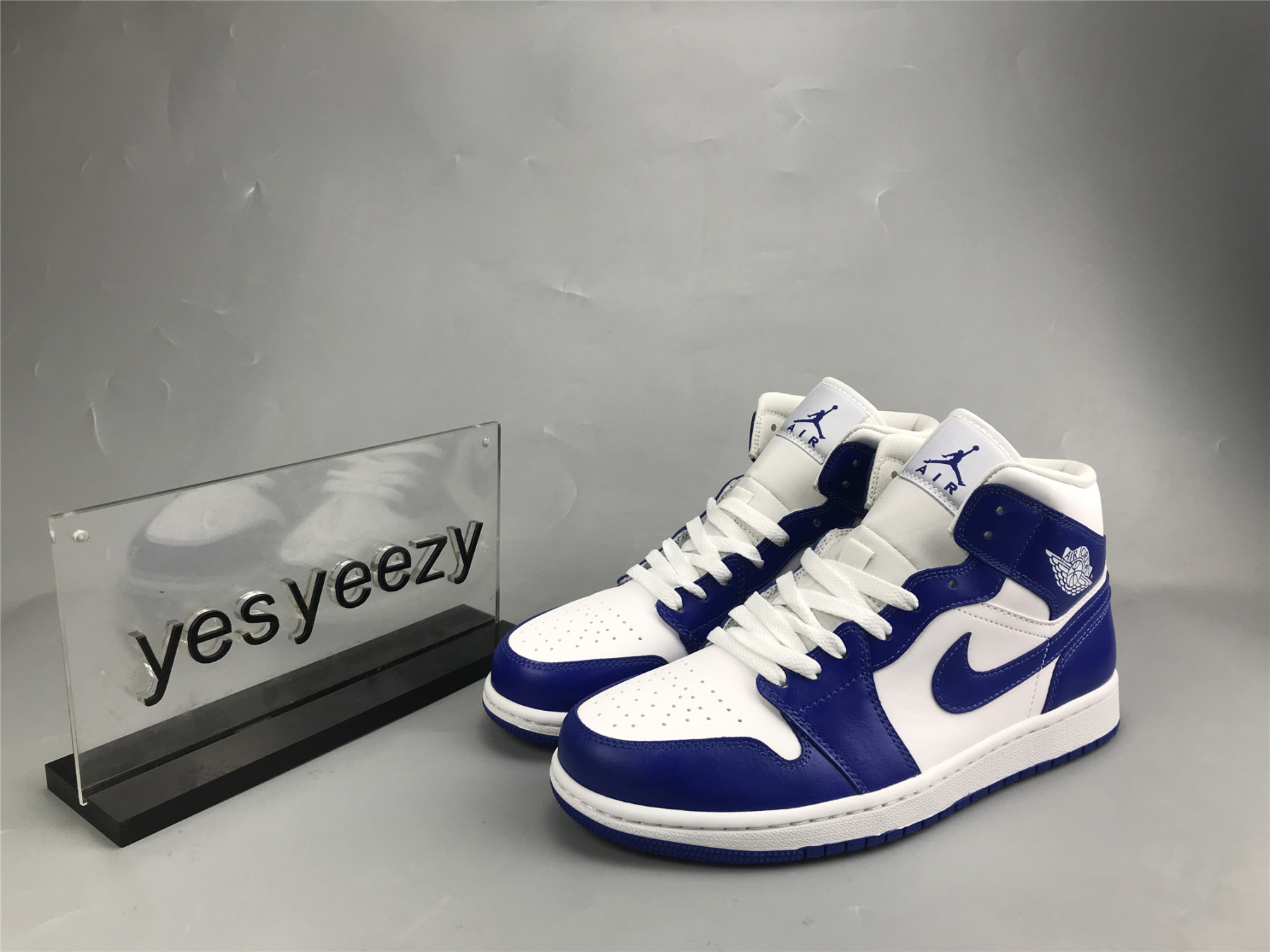 UA WMNS AIR JORDAN 1 MID 