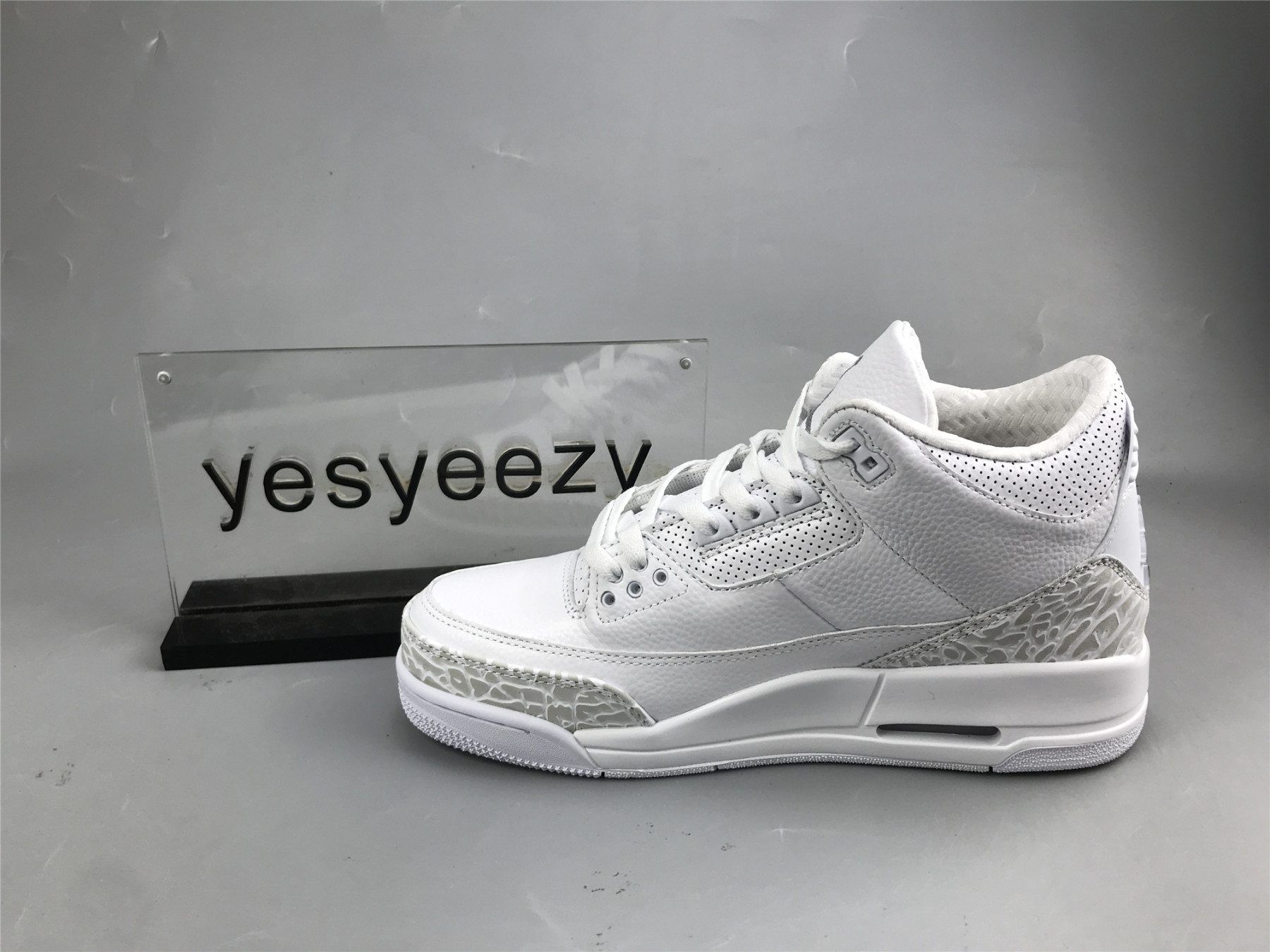 UA AIR JORDAN 3 RETRO 