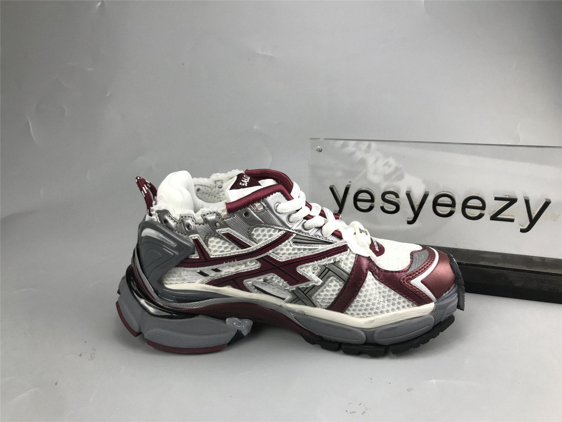 UA RUNNER GREY BURGUNDY