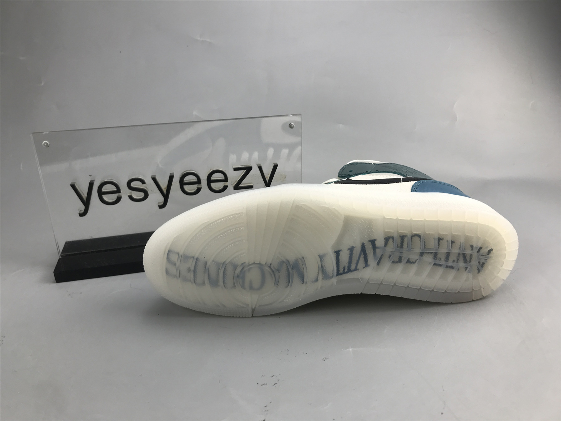 UA WMNS AIR JORDAN 1 MID 