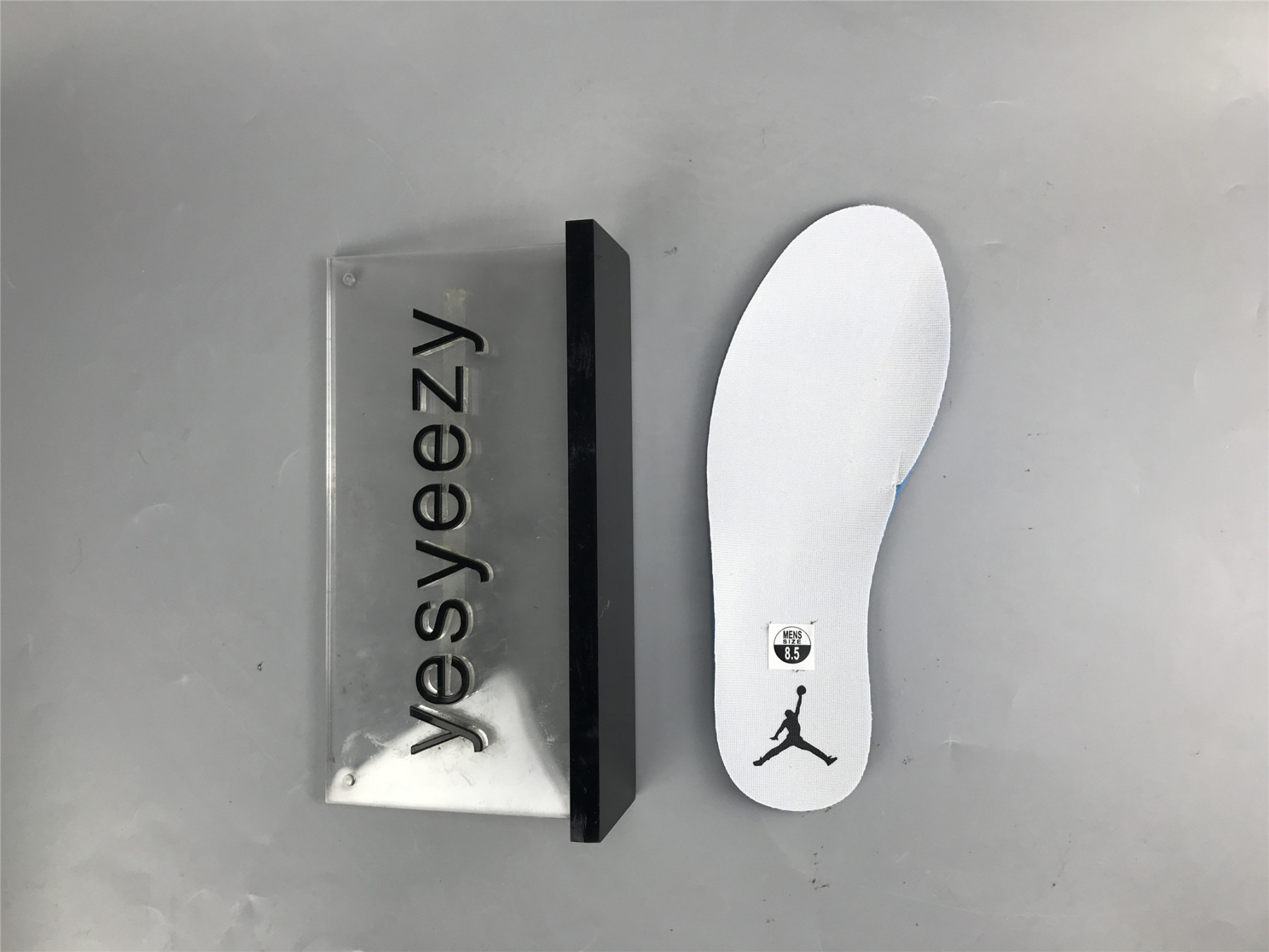 UA WMNS AIR JORDAN 1 MID 