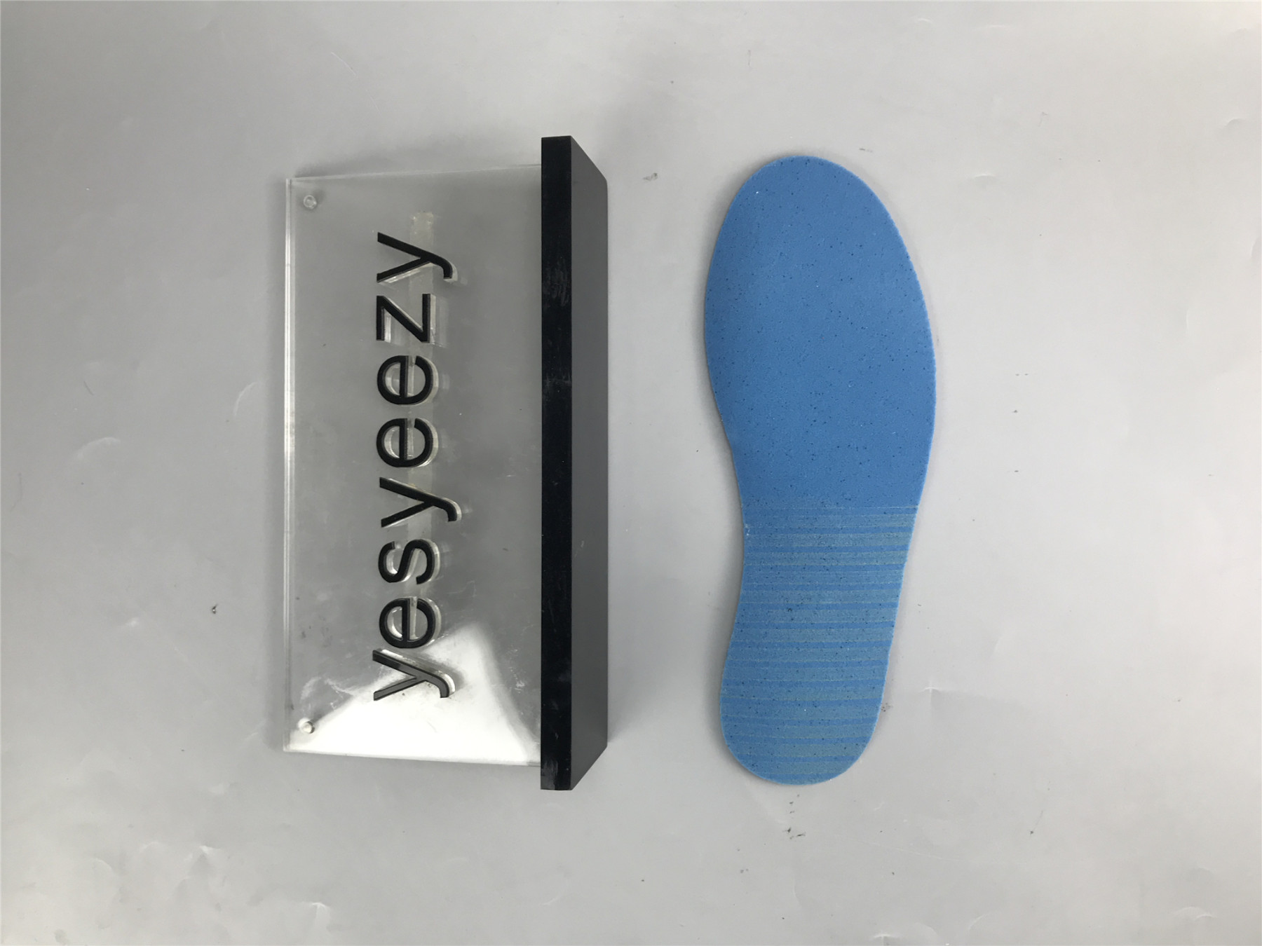 UA WMNS AIR JORDAN 1 MID 