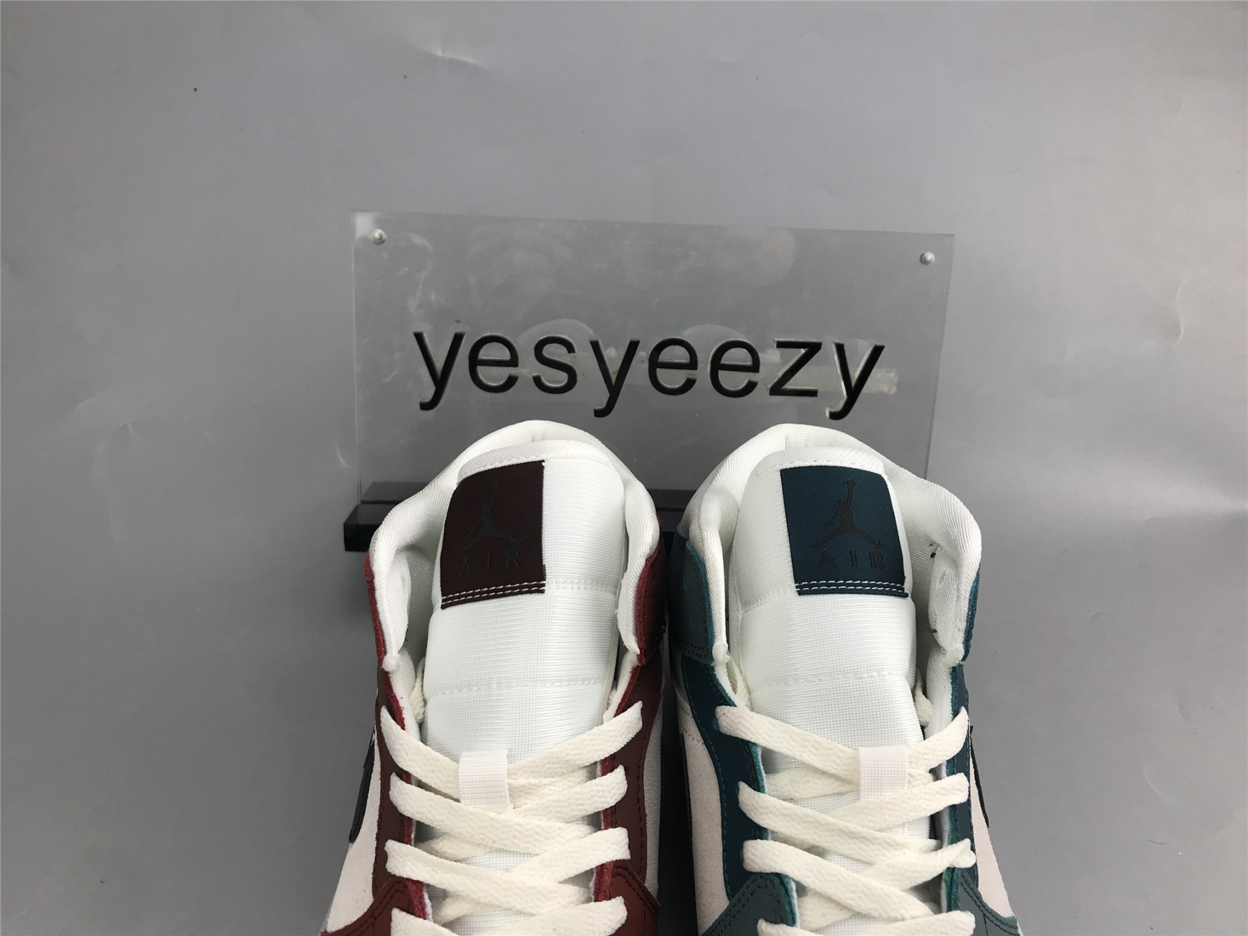 UA WMNS AIR JORDAN 1 MID 