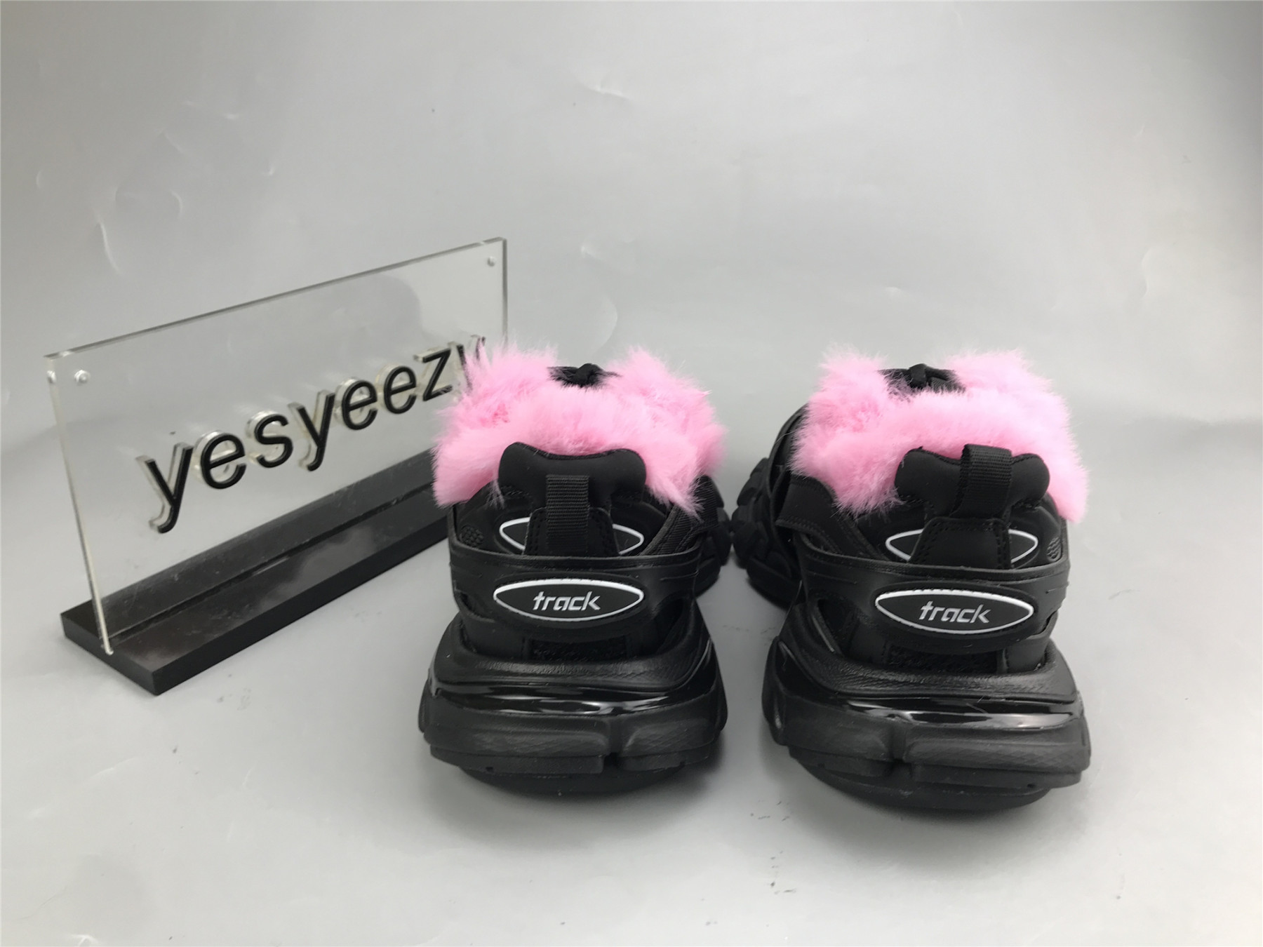 UA TRACK FUR SNEAKER BLACK PINK