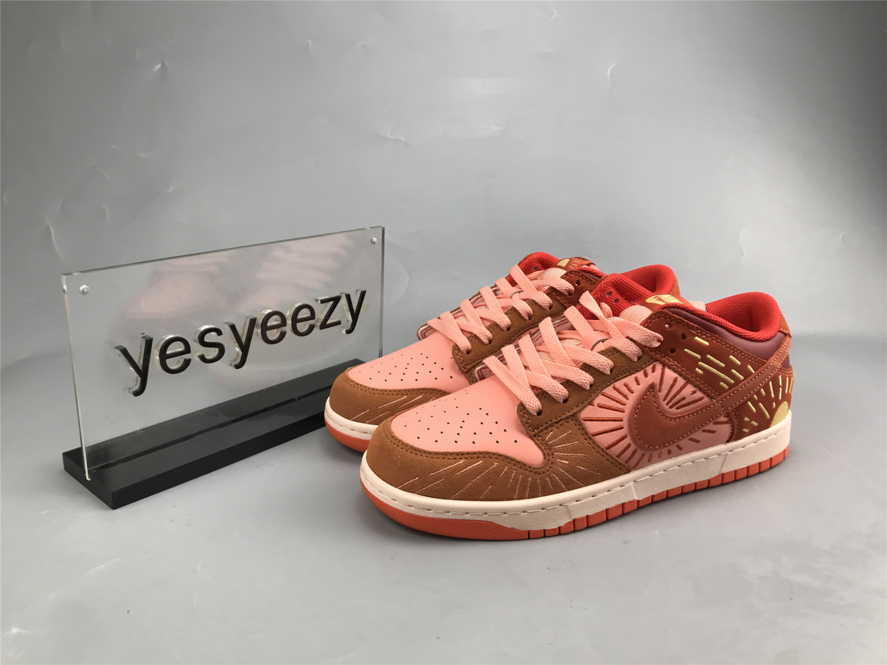 UA NIKE WMNS DUNK LOW 