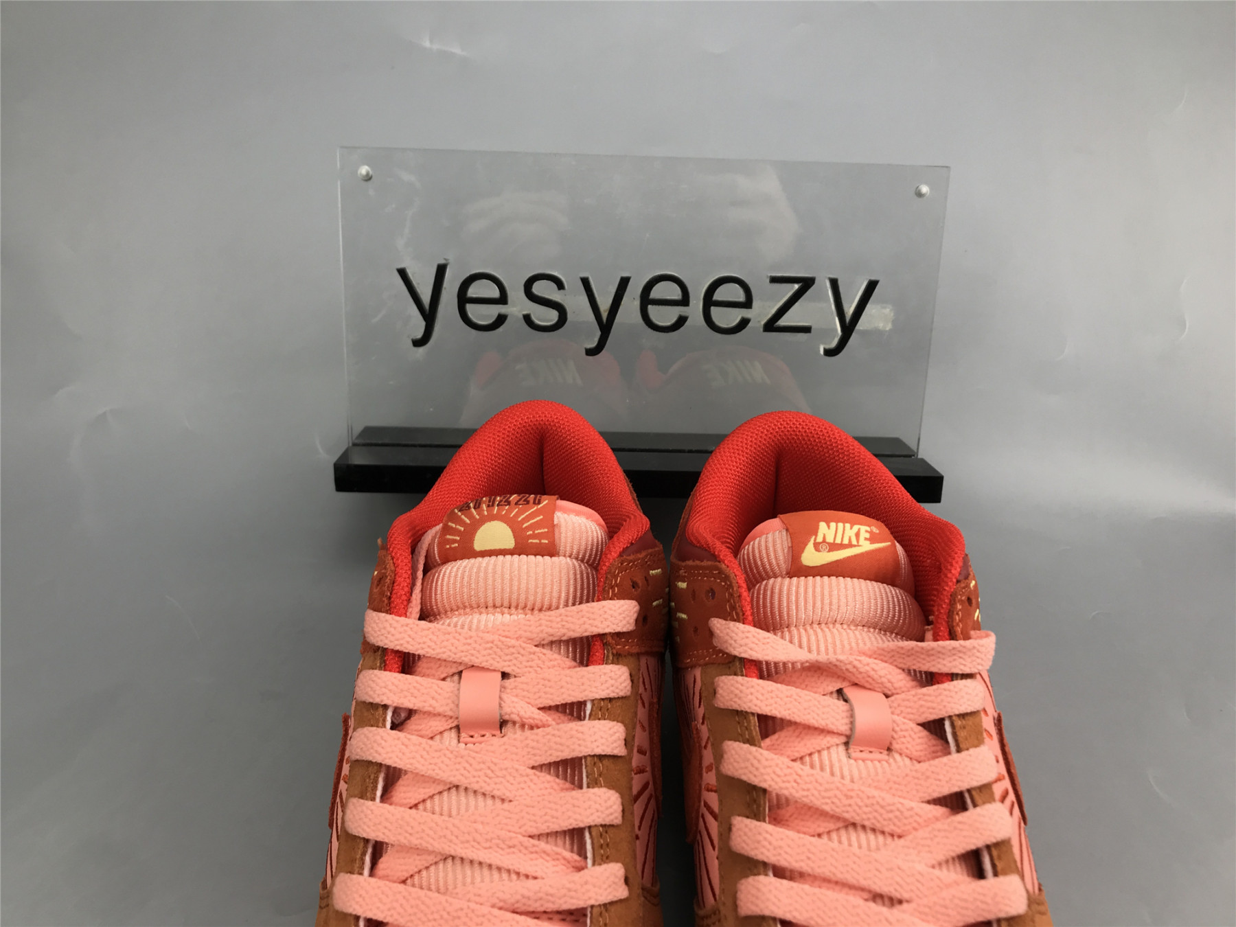 UA NIKE WMNS DUNK LOW 