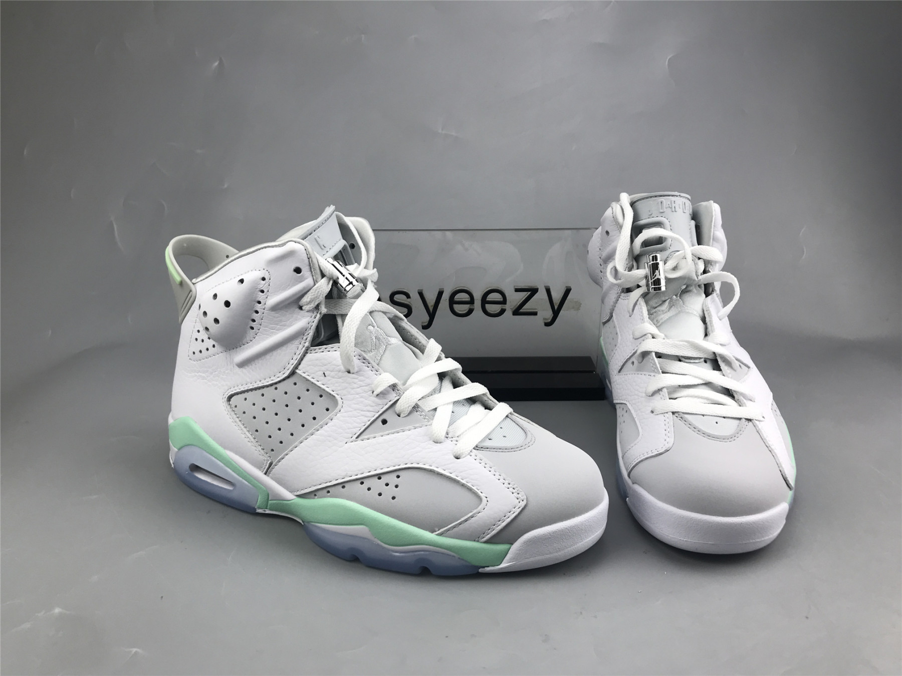 UA WMNS AIR JORDAN 6 RETRO 