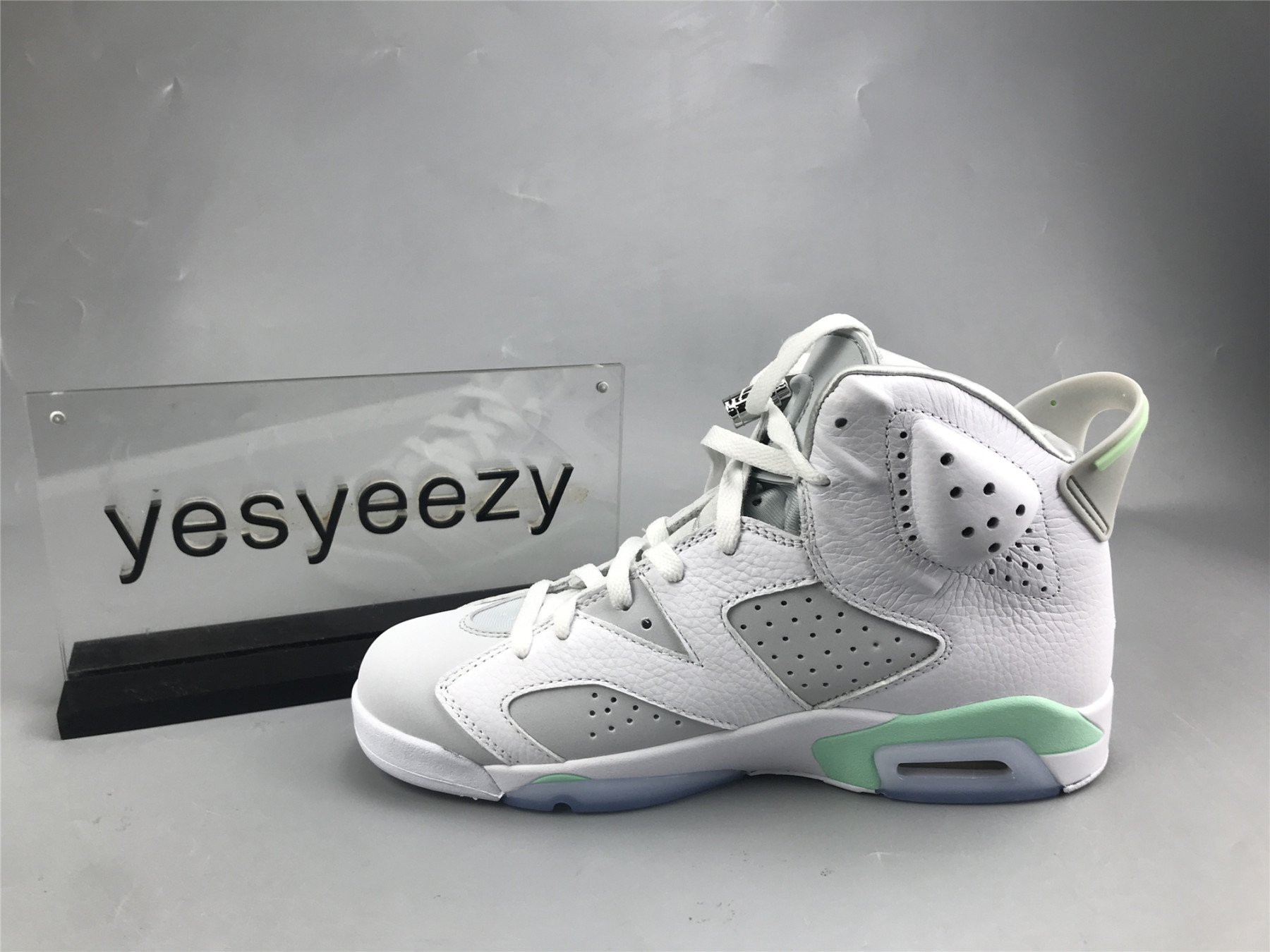 UA WMNS AIR JORDAN 6 RETRO 