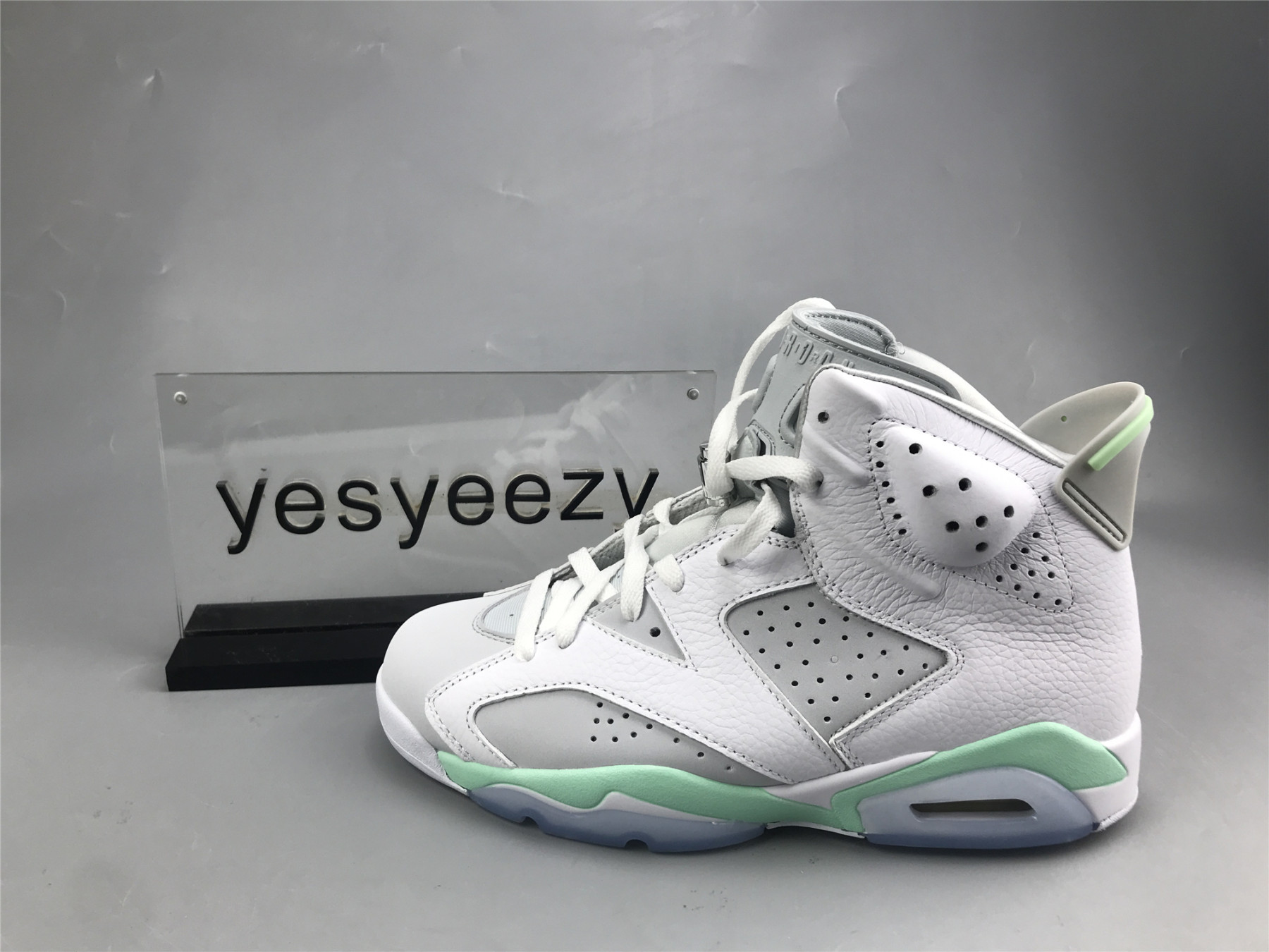 UA WMNS AIR JORDAN 6 RETRO 