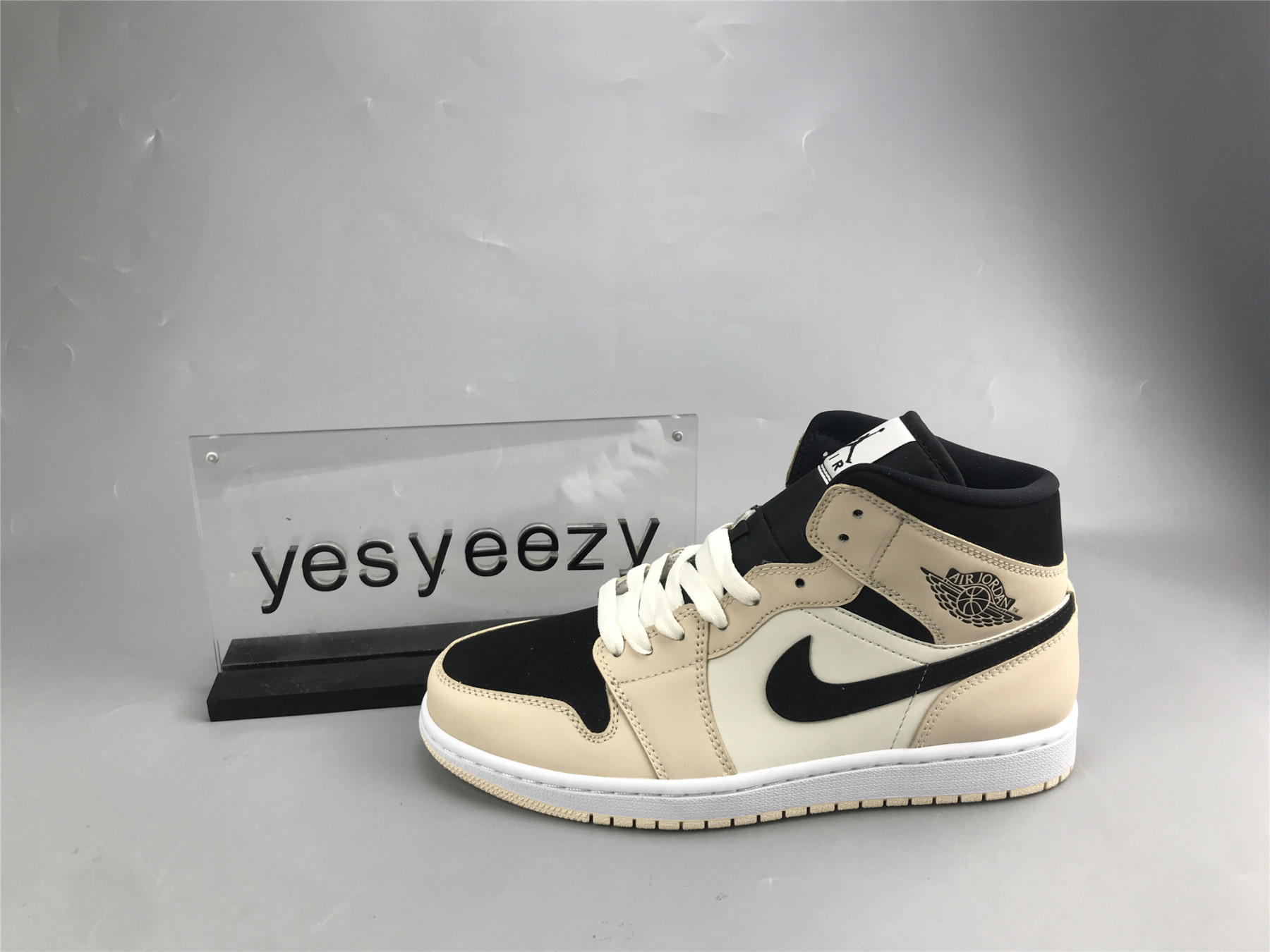 UA WMNS AIR JORDAN 1 MID 