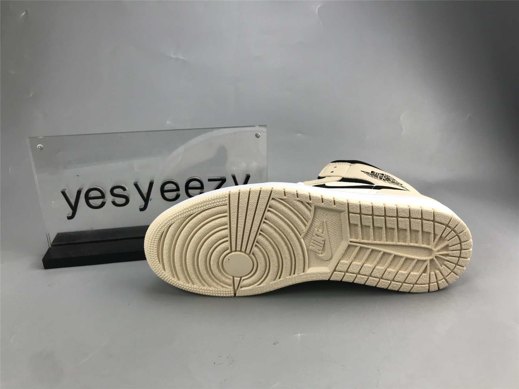 UA WMNS AIR JORDAN 1 MID 