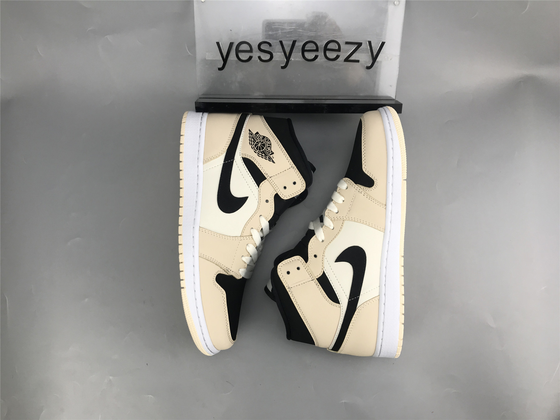 UA WMNS AIR JORDAN 1 MID 