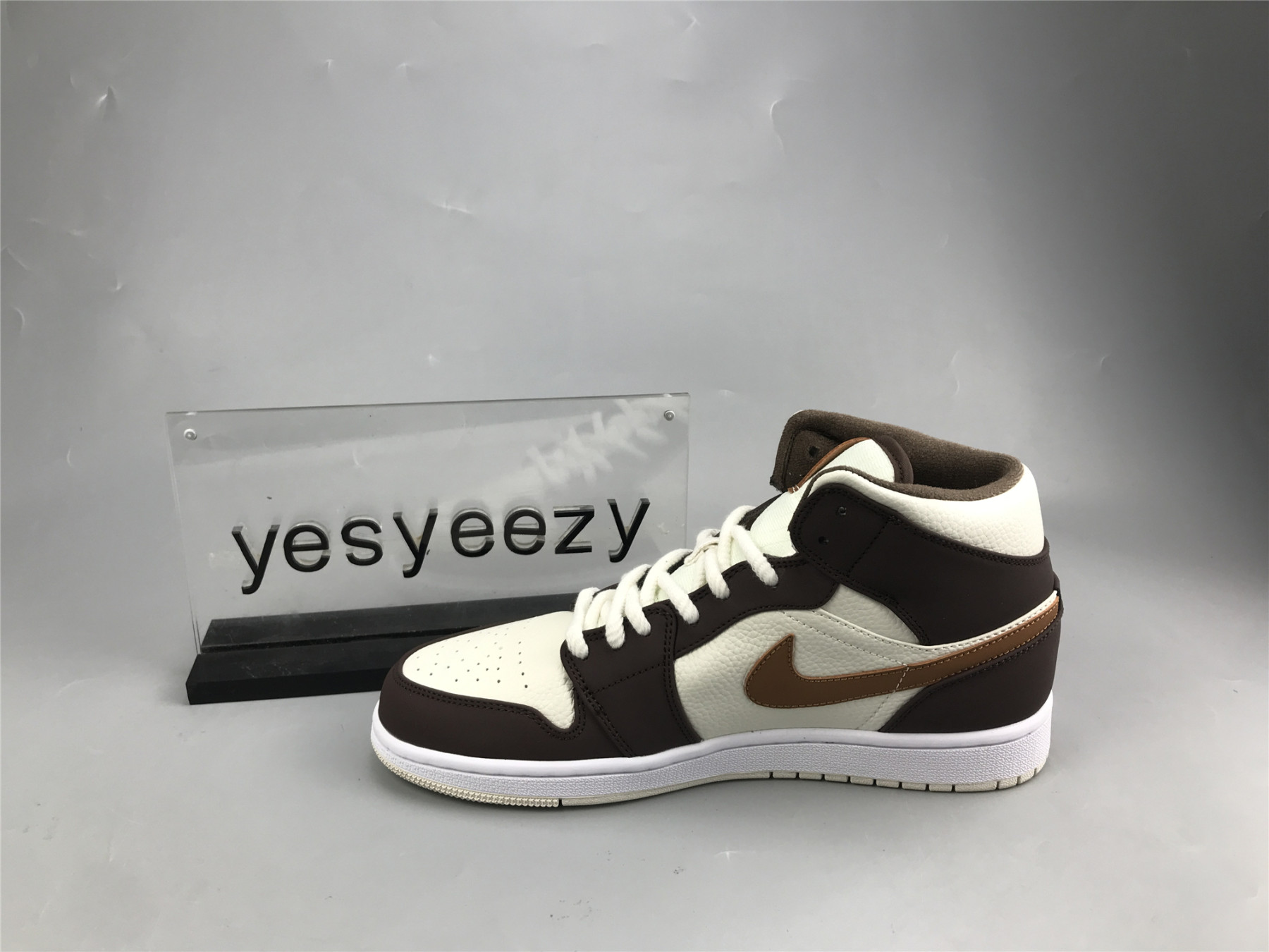 UA WMNS AIR JORDAN 1 MID SE 