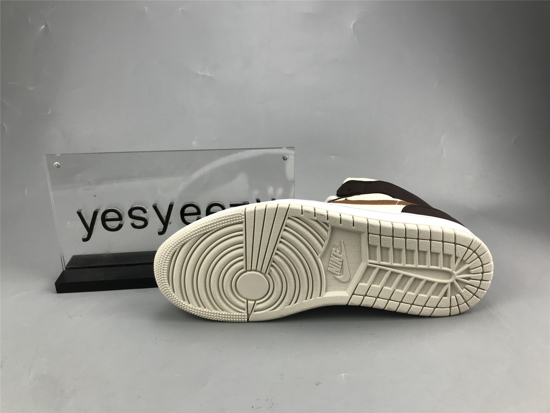 UA WMNS AIR JORDAN 1 MID SE 