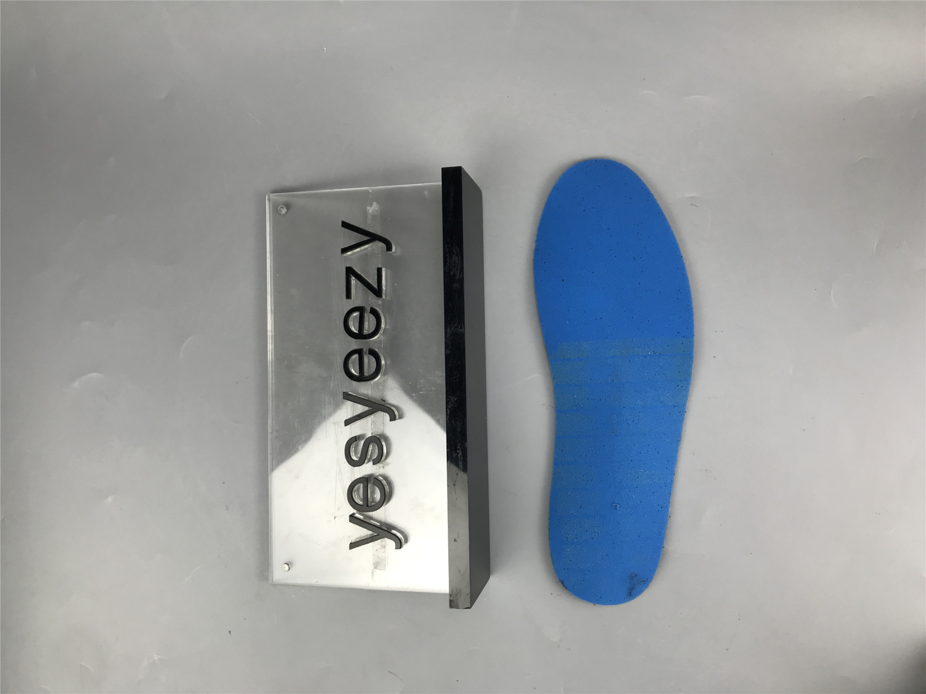 UA WMNS AIR JORDAN 1 MID SE 