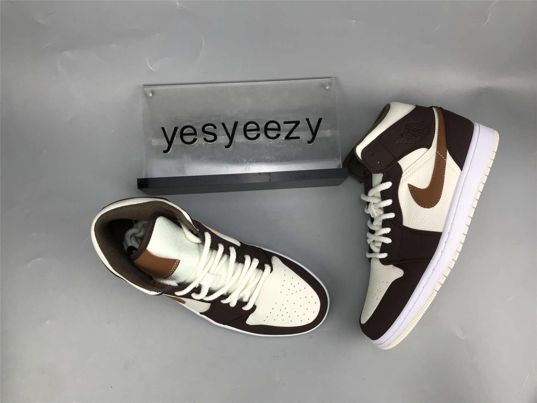 UA WMNS AIR JORDAN 1 MID SE 