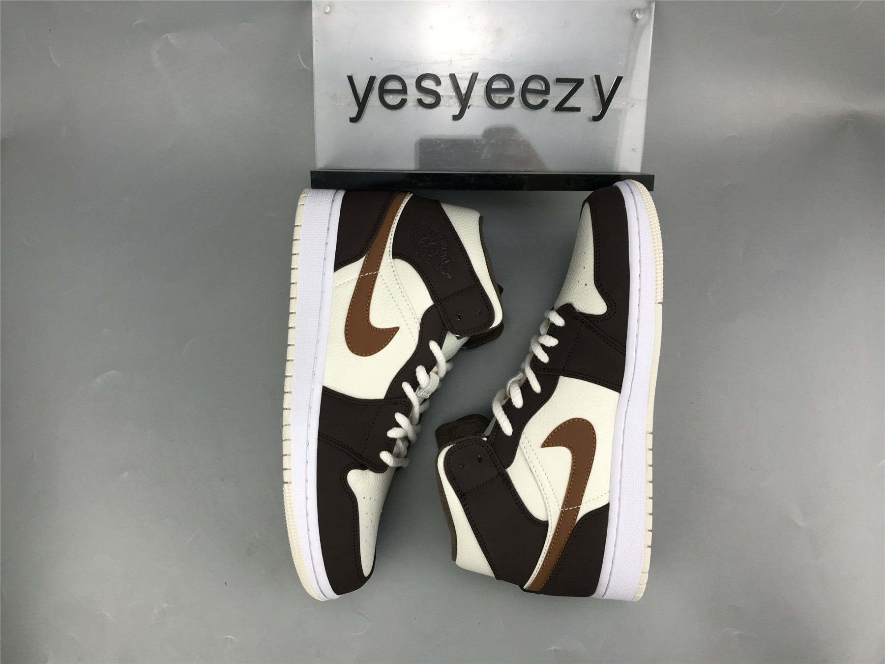 UA WMNS AIR JORDAN 1 MID SE 