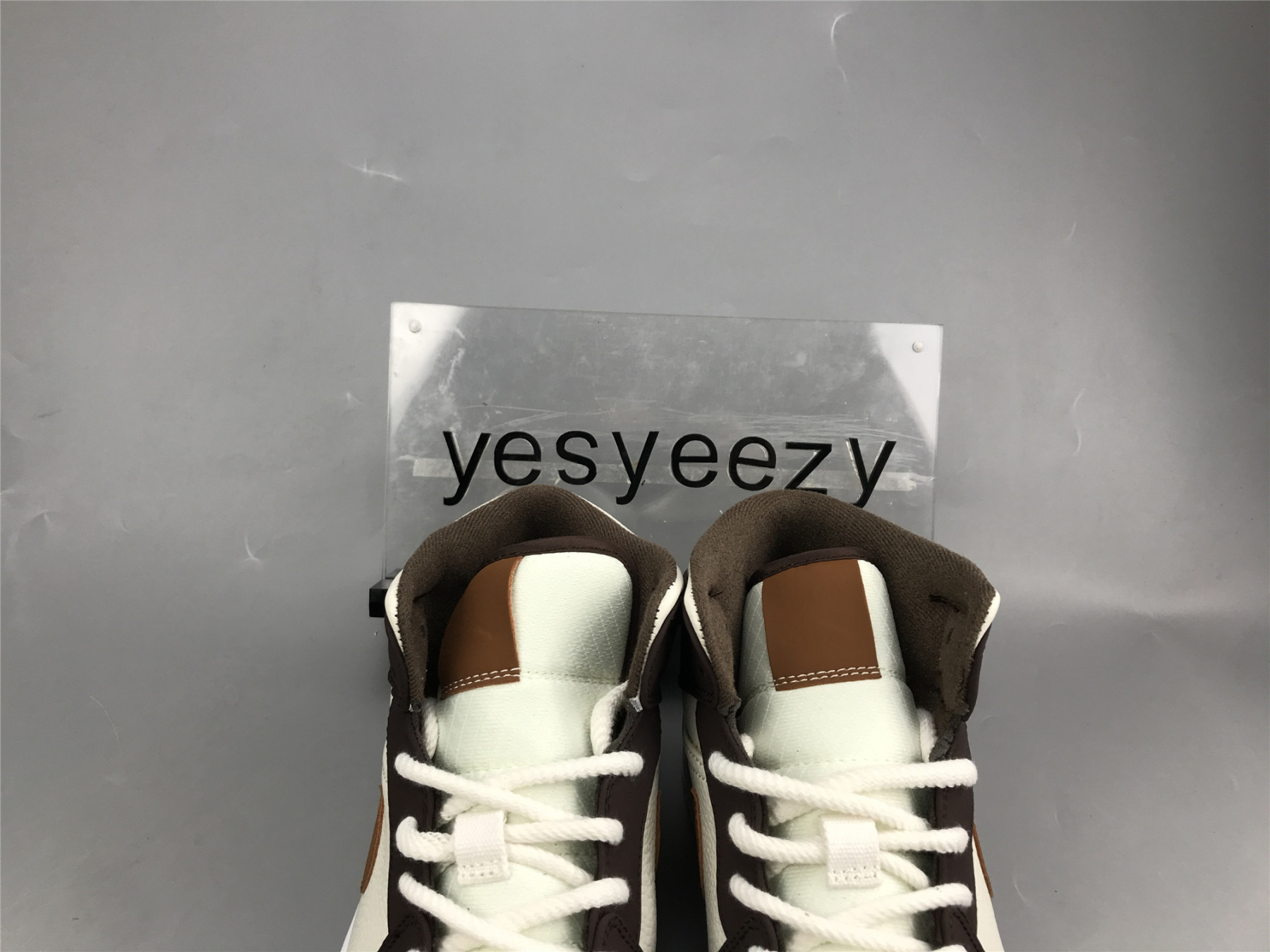 UA WMNS AIR JORDAN 1 MID SE 