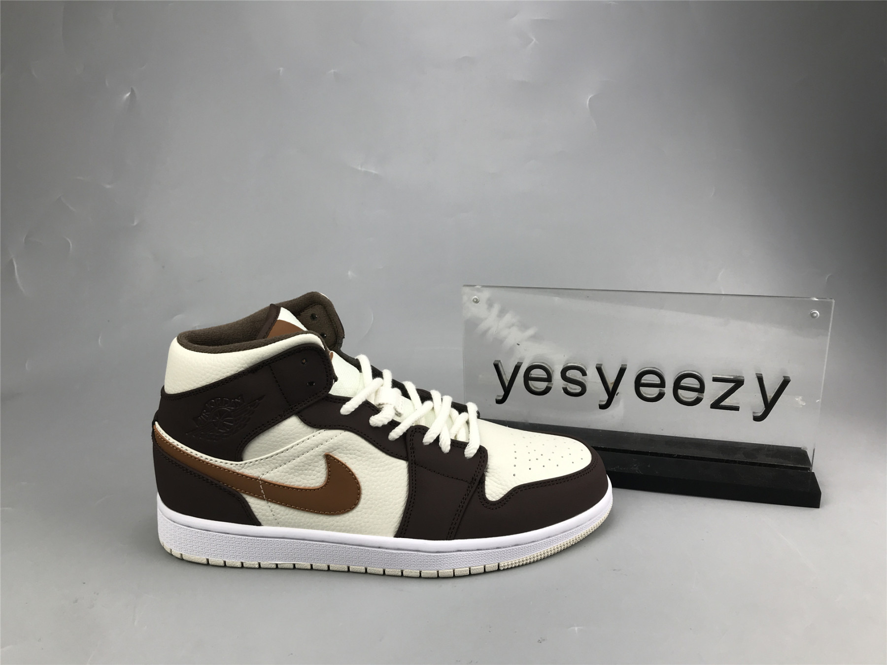 UA WMNS AIR JORDAN 1 MID SE 