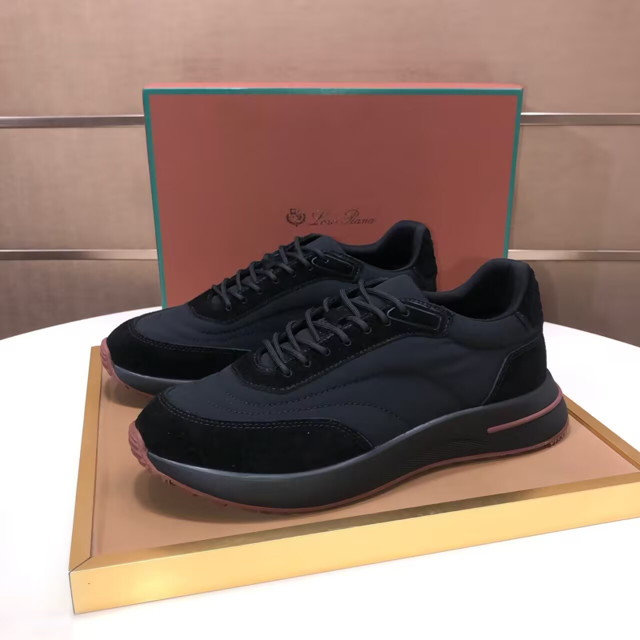 UA L0r0 P1ana Week End Walk Sneakers