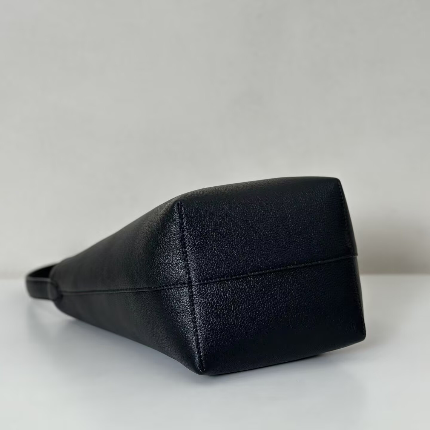 The R0w Medium N/S Park Tote Bag in Leather 16.5x16.5x28cm