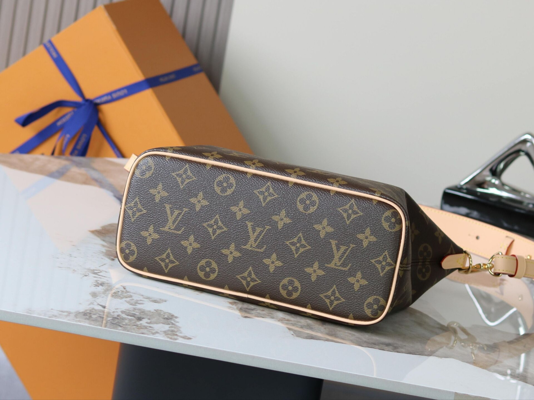 LV Neo Lockit PM M26532 33x24x12cm