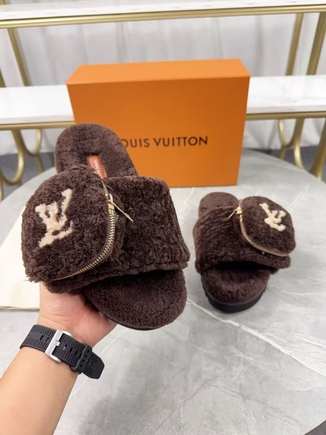UA LV Slippers