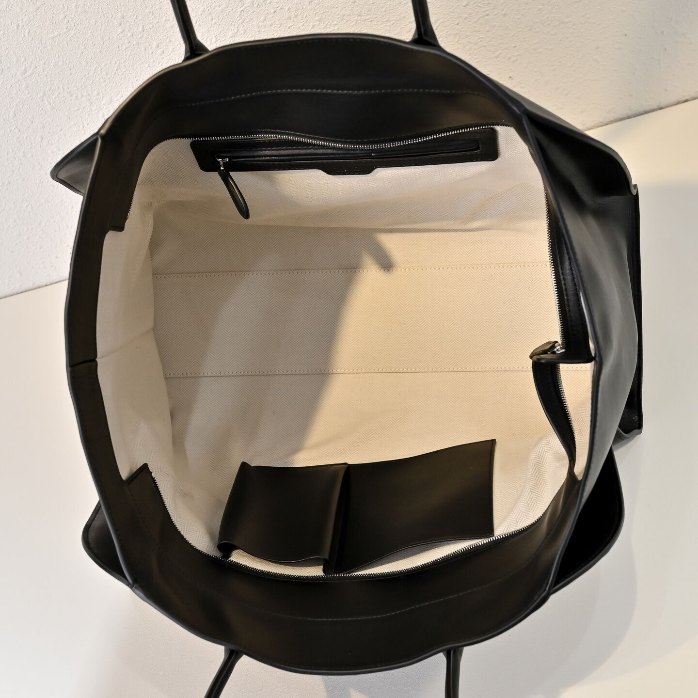 The R0w Marlo Bag in Leather 43x19x30cm