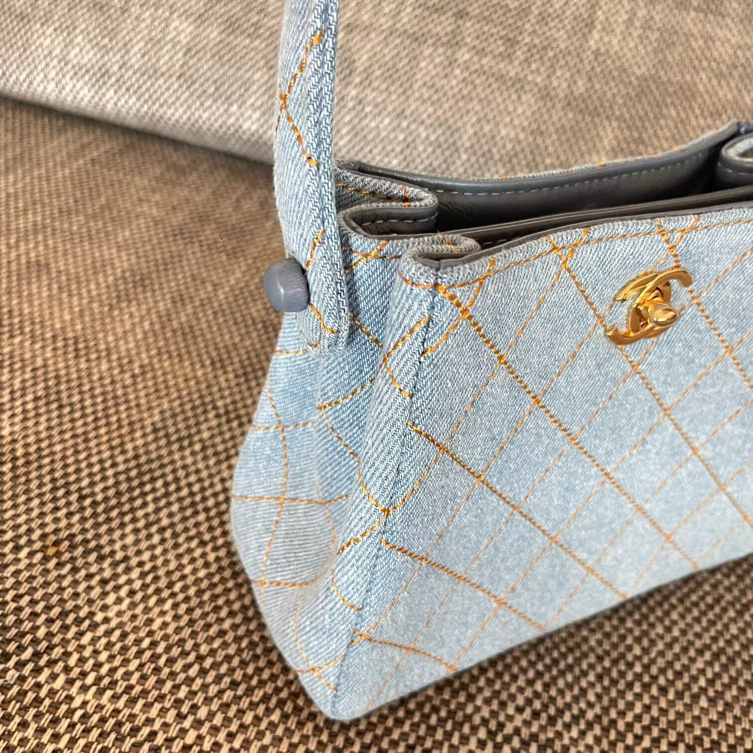 Ch**el mini classic handbag 18x13x7cm