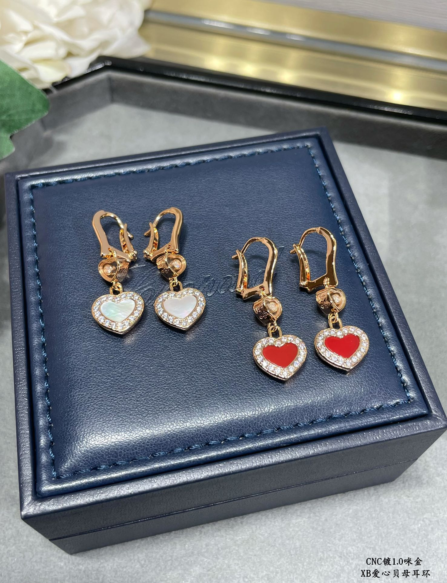Chopard Heart-shaped Edge D1am0nd Mother-of-Pearl Earrings