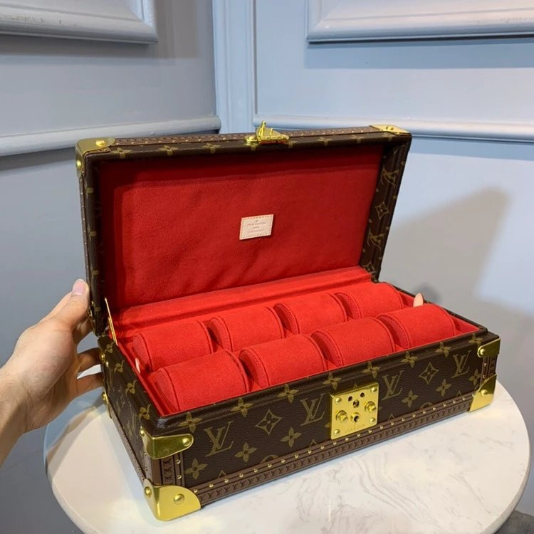 LV 8 WATCH CASE M47641