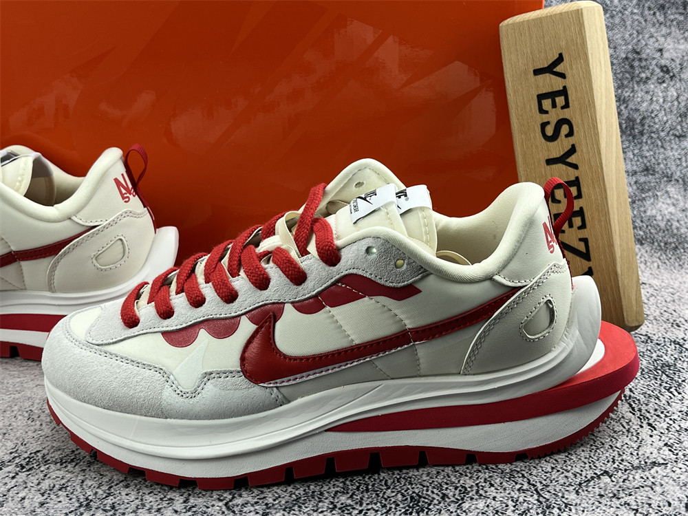 UA NIKE VAPORWAFFLE SACAI SAIL