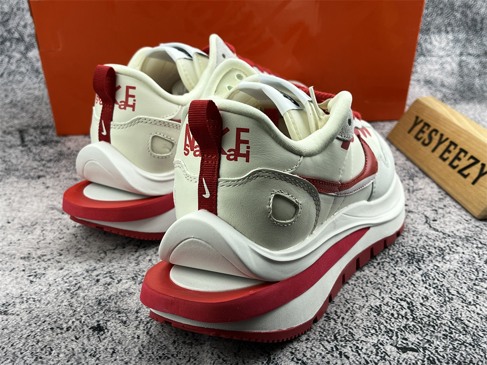 UA NIKE VAPORWAFFLE SACAI SAIL