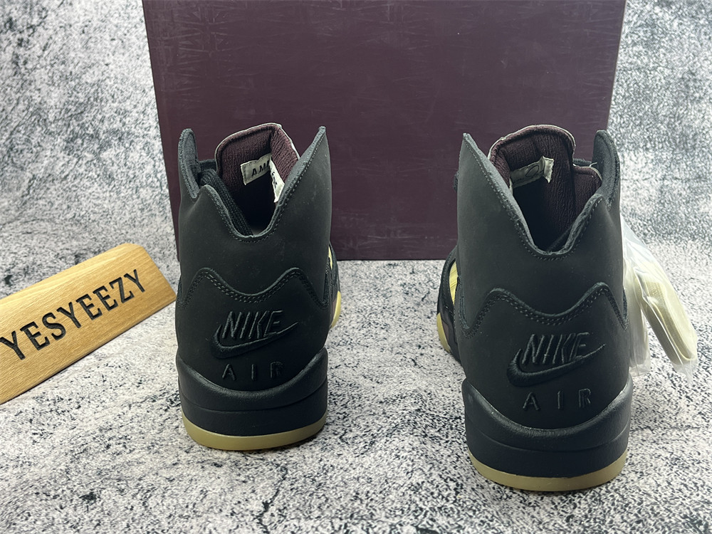 UA A MA MANIÉRE X AIR JORDAN 5 RETRO 