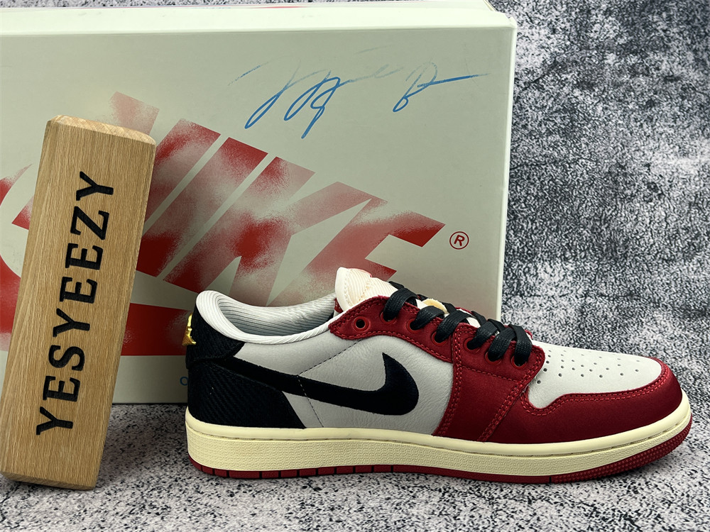 UA TROPHY ROOM X AIR JORDAN 1 RETRO LOW OG SP 