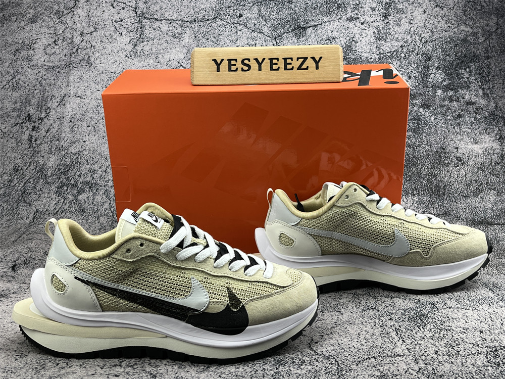 UA NIKE VAPORWAFFLE SACAI SPORT BEIGE