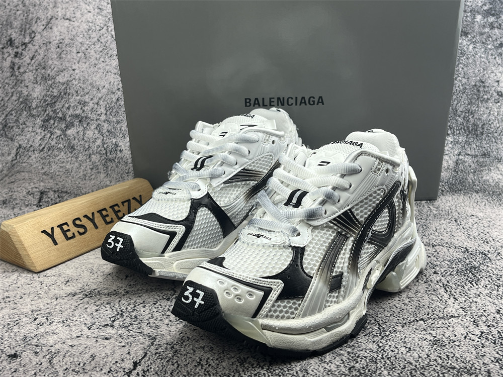 ua Ba1en*iaga runner sneaker