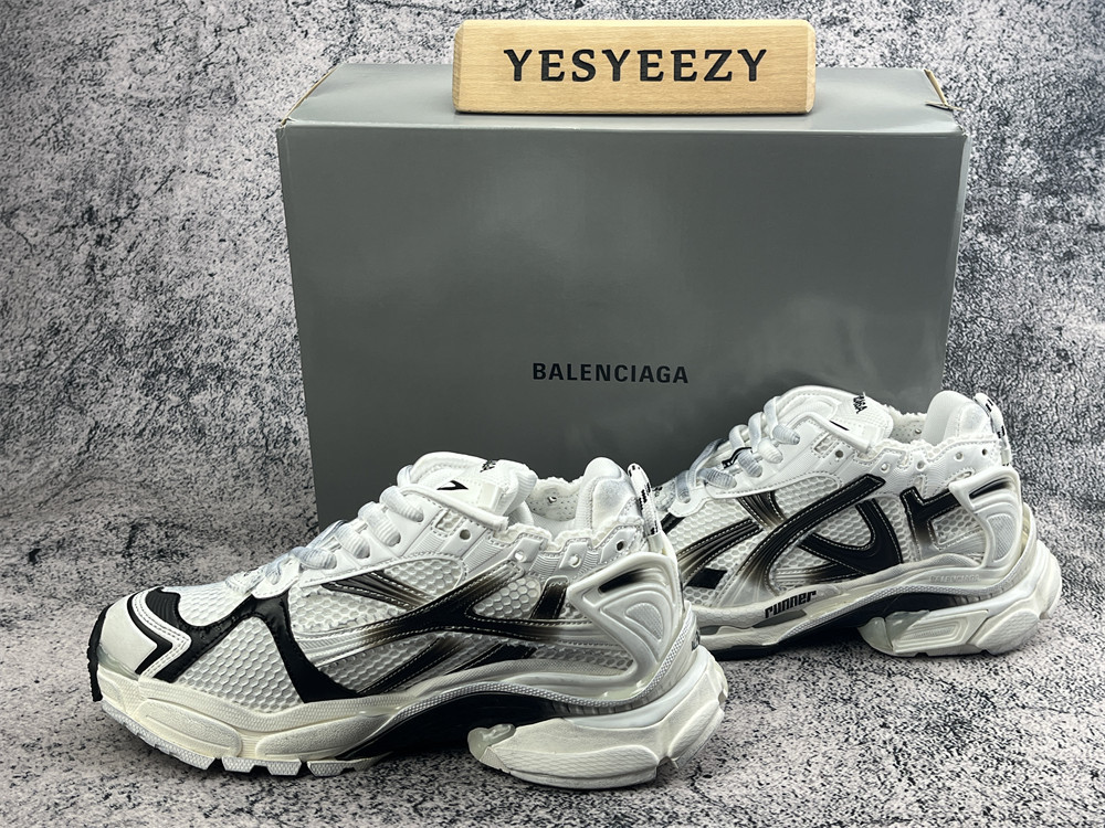 ua Ba1en*iaga runner sneaker
