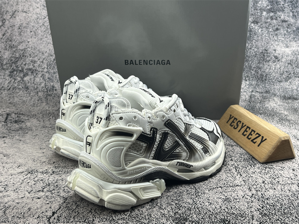 ua Ba1en*iaga runner sneaker