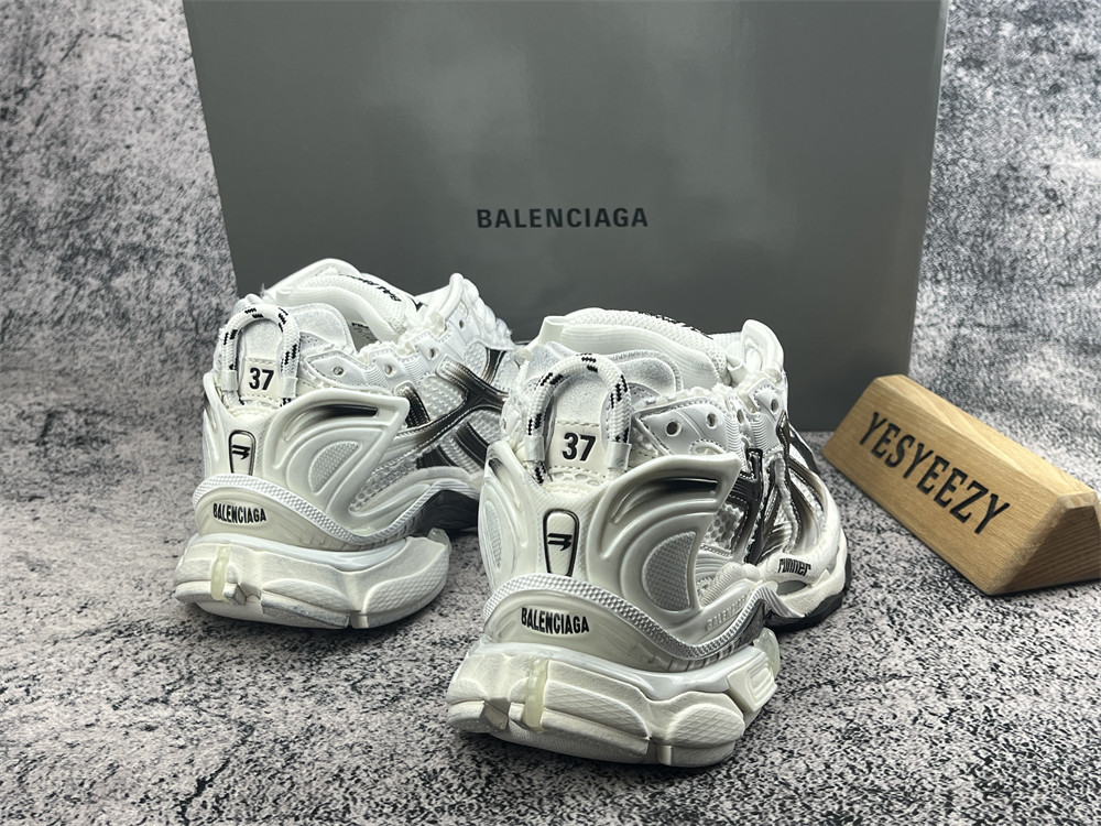 ua Ba1en*iaga runner sneaker