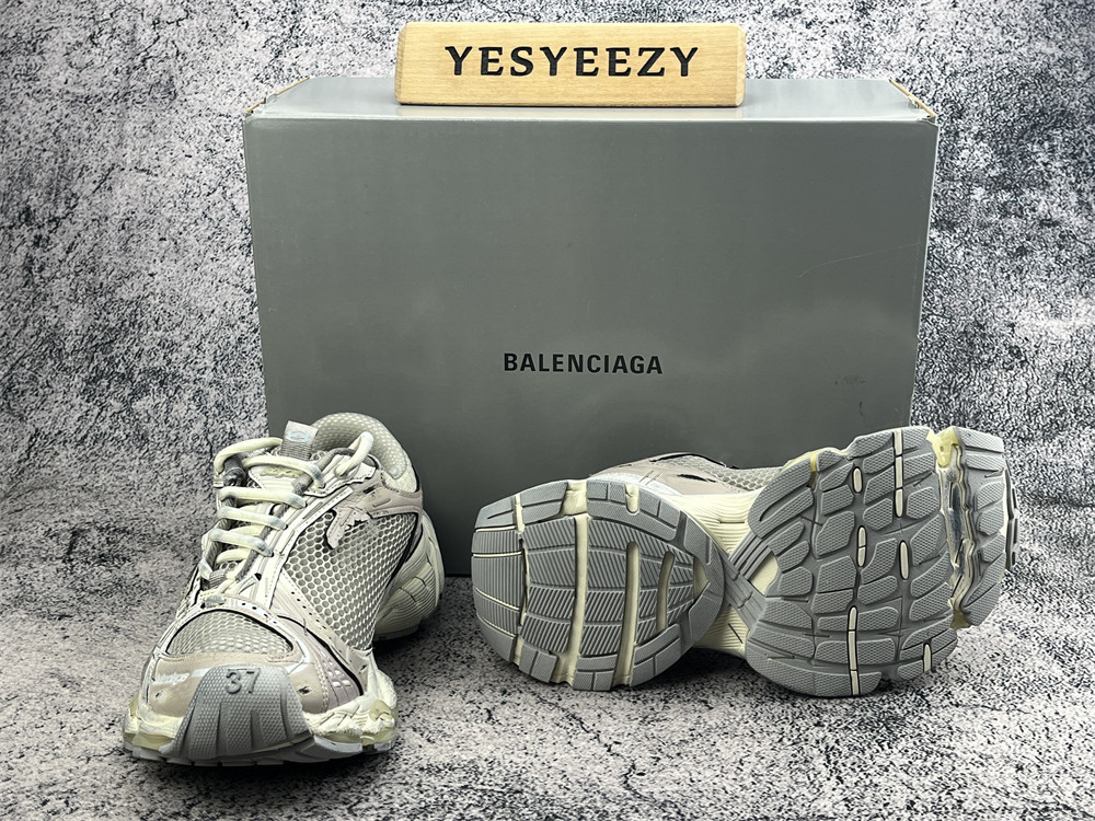 ua Ba1en*iaga stapler sneakers