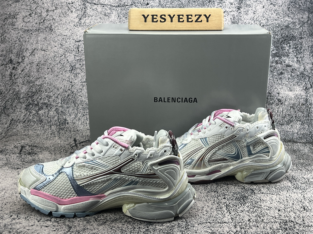 ua Ba1en*iaga runner sneaker