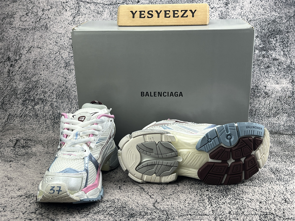 ua Ba1en*iaga runner sneaker